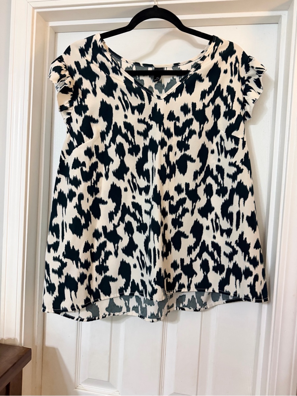 SHEIN Black and White Animal Print V-Neck Short Sleeve Blouse